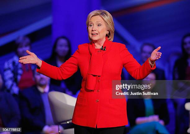 Democratic presidential candidate Hillary Clinton participates in a town hall forum hosted by CNN at Drake University on January 25, 2016 in Des...