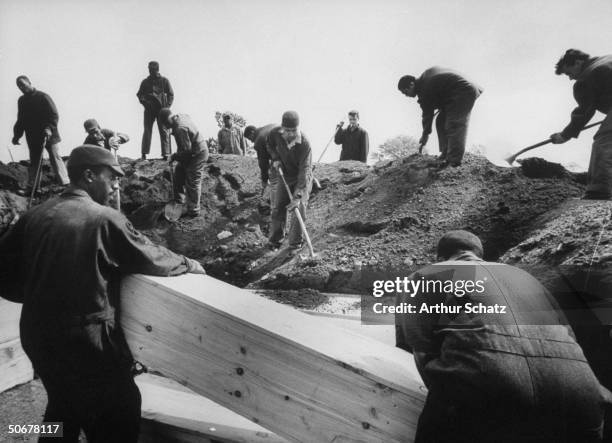 Hart Island prisoners burying Bowery men in wooden coffins who were poisoned by drinking wood-alcohol.