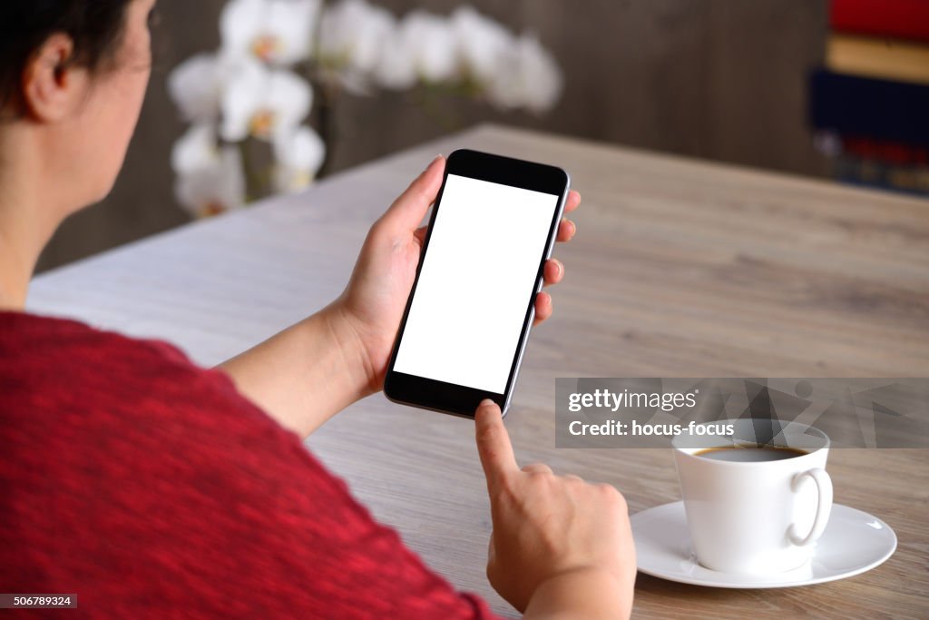 Mujer usando teléfono inteligente con pantalla en blanco en blanco