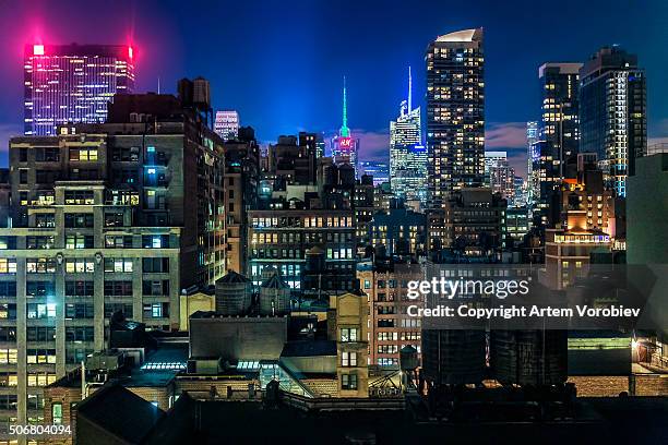 manhattan at night - new york skyline nacht stock-fotos und bilder