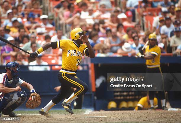 Marvell Wynne of the Pittsburgh Pirates bats against the New York Mets during an Major League Baseball game circa 1983 at Shea Stadium in the Queens...