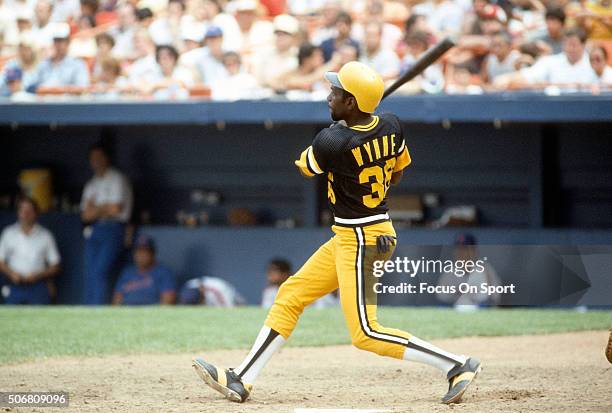 Marvell Wynne of the Pittsburgh Pirates bats against the New York Mets during an Major League Baseball game circa 1983 at Shea Stadium in the Queens...