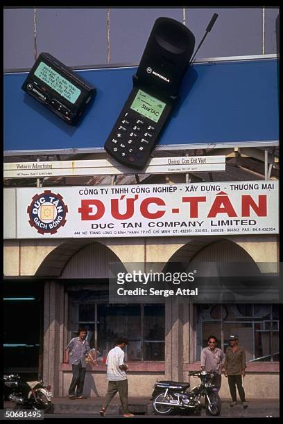Banner ad for Duc-Tan w. Pager & cellular phone models, for Motorola dealer.