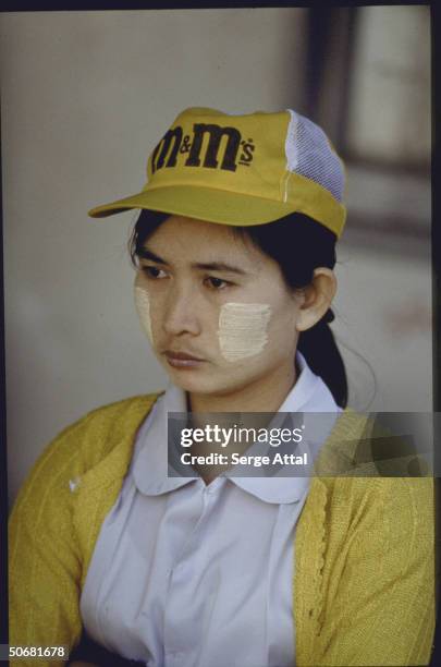 Young woman w. M&M baseball cap.