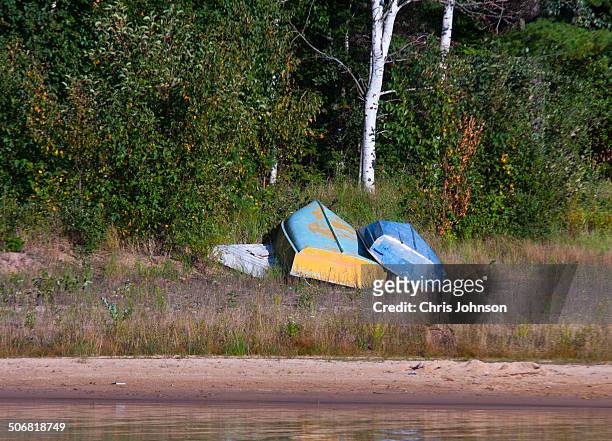 colorful boats on the shore - fiume eagle wisconsin foto e immagini stock