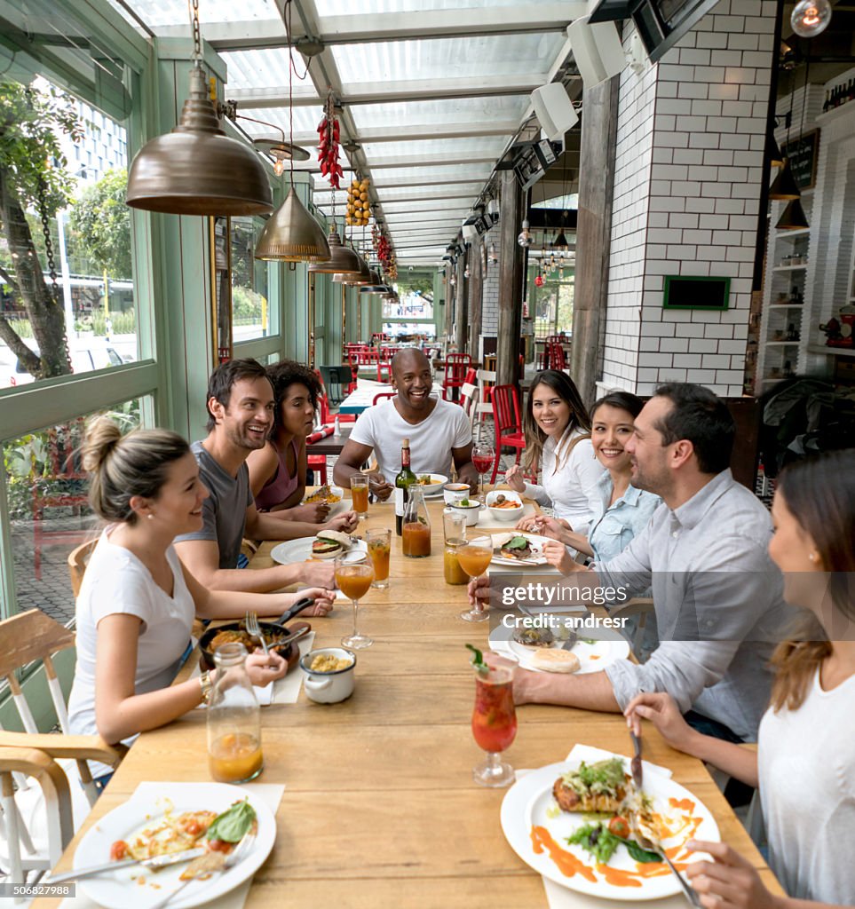 Glückliche Gruppe von Menschen in einem Restaurant