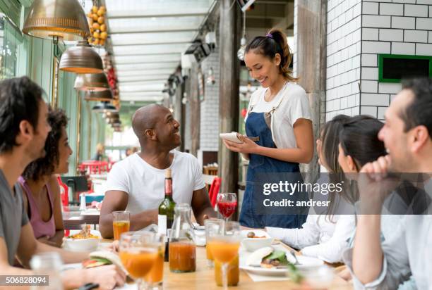 serveuse prenant des commandes aux gens dans un restaurant - restaurateur photos et images de collection