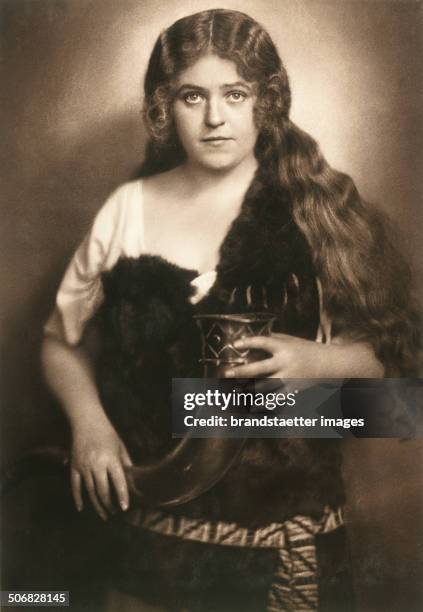 Singer Lotte Lehmann as Sieglinde in the opera >Die Walküre < by Richard Wagner. 1924. Photograph by Franz Xaver Setzer .