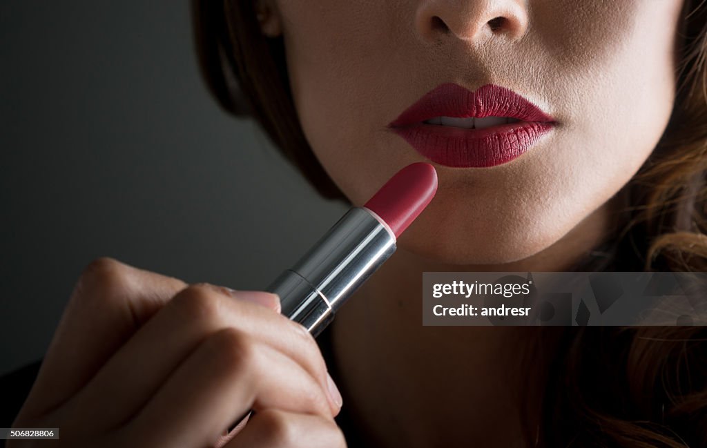 Frau roten Lippenstift anwenden 