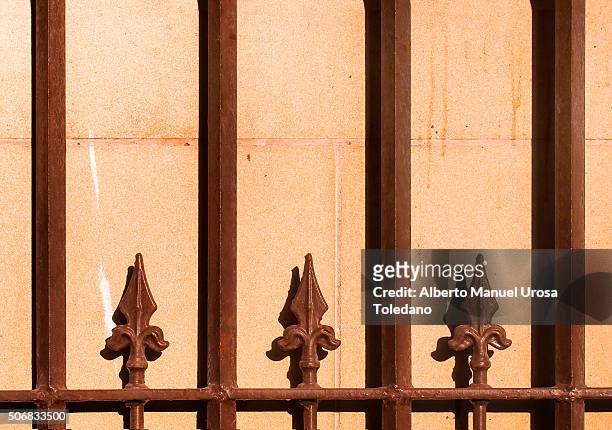 manchester, wrought iron gate - no trespassing segnale inglese foto e immagini stock