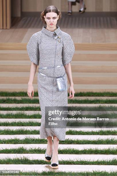 Lindsey Wixson walks the runway during the Chanel Haute Couture Spring Summer 2016 show as part of Paris Fashion Week on January 26, 2016 in Paris,...