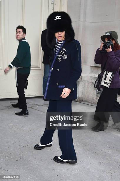 Dragon arrives at the Chanel fashion show Paris Fashion Week Haute Coture Spring /Summer 2016 on January 26, 2016 in Paris, France.