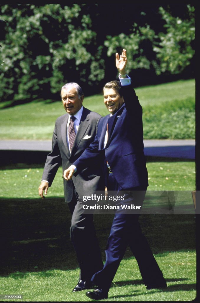 Donald Reegan US Pres. Ronald W. Reagan walking with WH Chief of Staff Donald T ...
