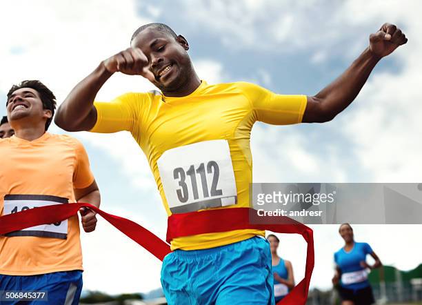 mann einen marathon zu laufen - marathon ziel stock-fotos und bilder