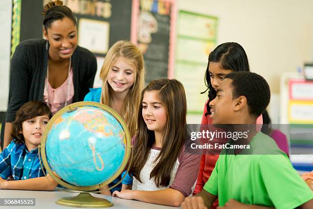 elemental con montaje tipo aula - physical geography fotografías e imágenes de stock