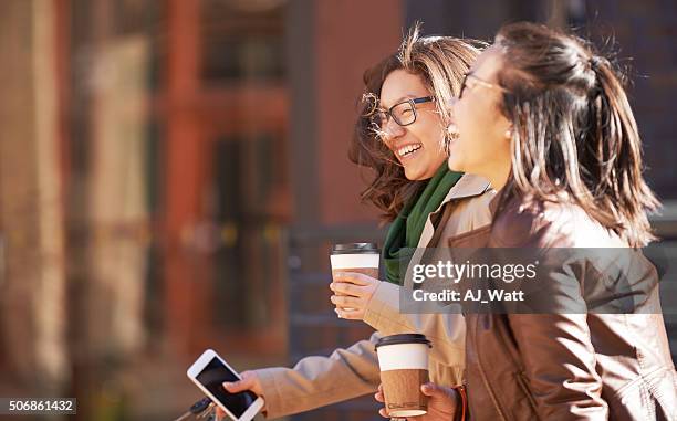 lachen mit ihrem bestie bis zum bauch möglich ist. - korean ethnicity stock-fotos und bilder