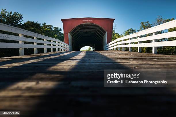 roseman bridge - madison county, iowa - ponte coberta ponte - fotografias e filmes do acervo