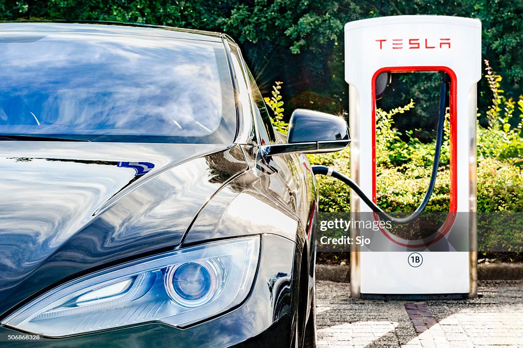 モデル S テスラ電気自動車の充電ステーション supercharger