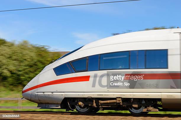 tren de alta velocidad ice que pasan - sjoerd van der wal or sjo fotografías e imágenes de stock