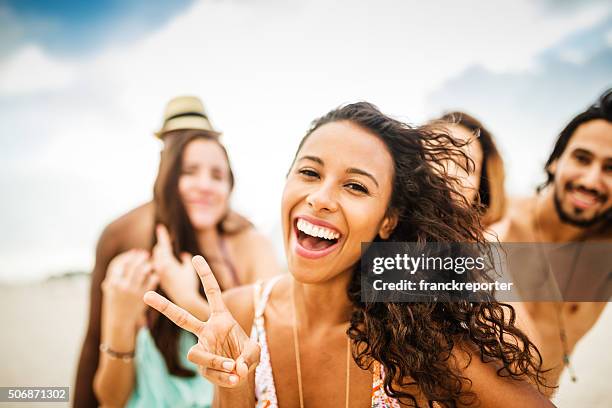 freunde, tanzen am strand für eine party - hispanic man on beach stock-fotos und bilder