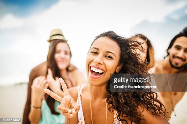 amigos dançando na praia para um grupo - férias de primavera - fotografias e filmes do acervo