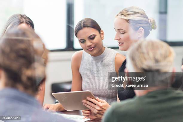 mulher de negócios olhando para um tablet digital em uma reunião - first nations - fotografias e filmes do acervo