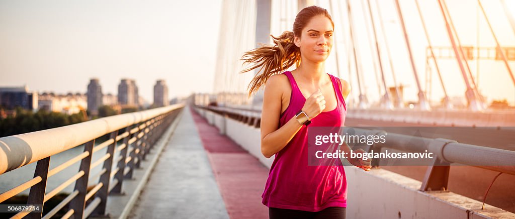 Sportswoman während Joggen am Morgen