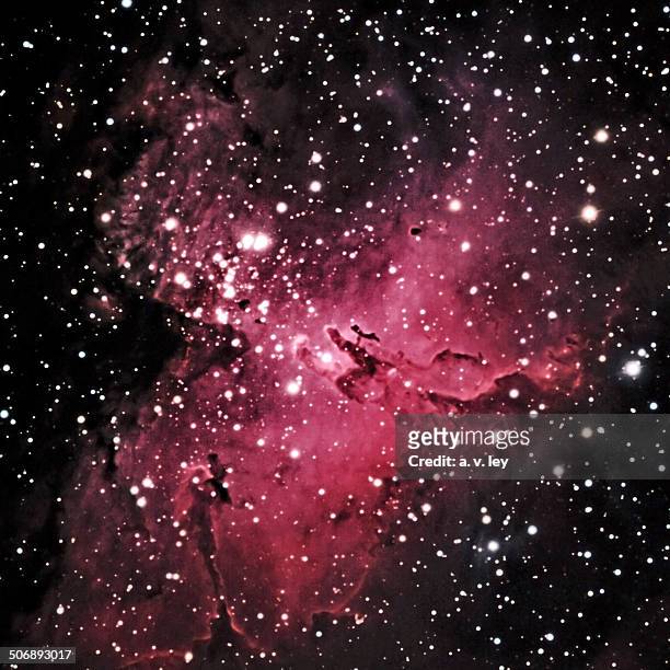 the eagle nebula - nebulosa del águila fotografías e imágenes de stock
