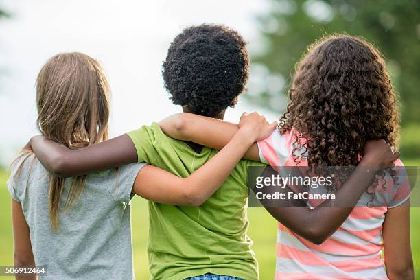 amigos de pie juntos - only girls fotografías e imágenes de stock