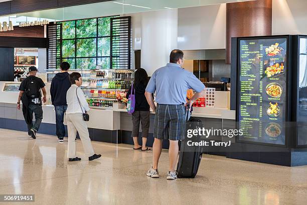 los pasajeros decidir qué comer en el aeropuerto de san francisco - fast food menu fotografías e imágenes de stock