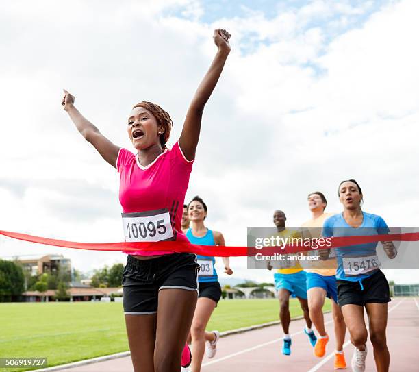 woman running a marathon - finishing 個照片及圖片檔