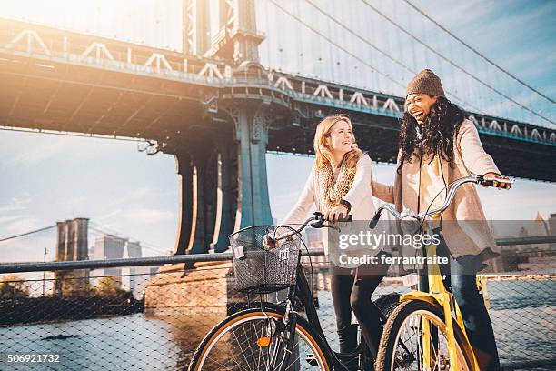 compartilhando um passeio de bicicleta meu amigo na cidade de nova york - brooklyn new york - fotografias e filmes do acervo