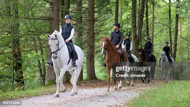 people riding horses - riding stockfoto's en -beelden