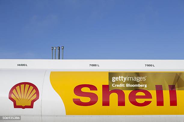 Shell Delivery Graphics 166 Shell Fuel Truck Stock Photos, High-Res Pictures, and Images ...