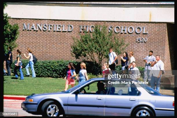 Unident. Students outside Mansfield High School, which is alma mater of 16-yr-old murder victim Adrianne Jones & her confessed killers David Graham &...