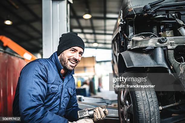 changing the tire - auto repair shop stockfoto's en -beelden