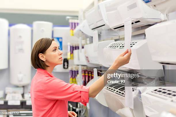 woman buys a air conditioner - airco stockfoto's en -beelden