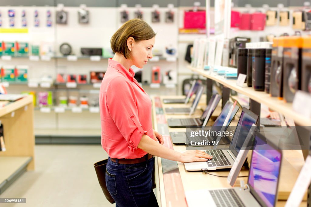 Frau entscheidet sich für den laptop