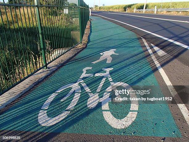 bike track sign painted on side of  road - バンダバーグ ストックフォトと画像