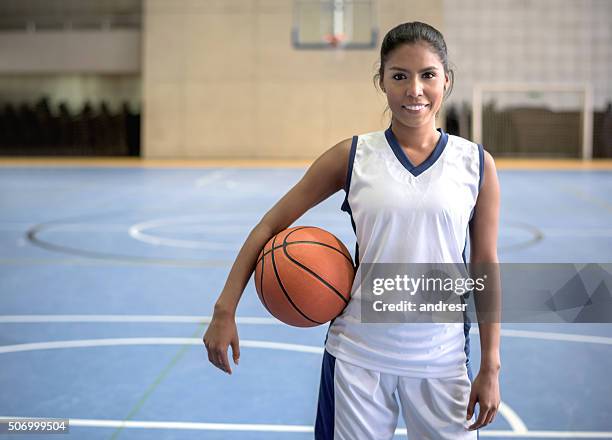 femme joueur de basketball - teenage girl basketball photos et images de collection