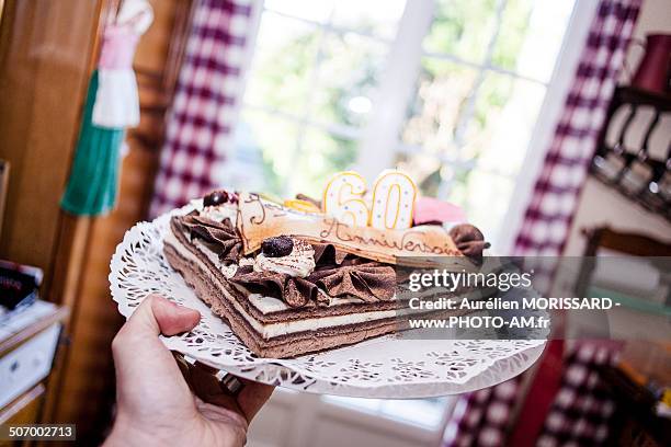 gâteau d'anniversaire porté à la main - gâteau danniversaire stock-fotos und bilder