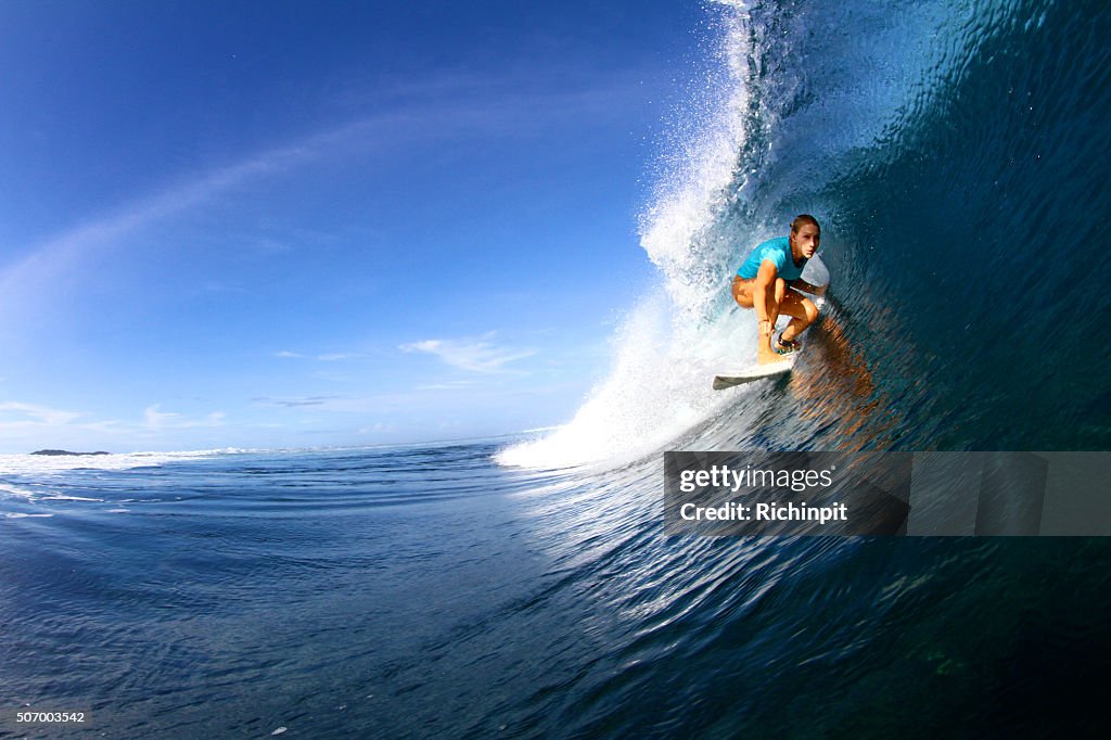 Surfer Mädchen nimmt in ein barrel