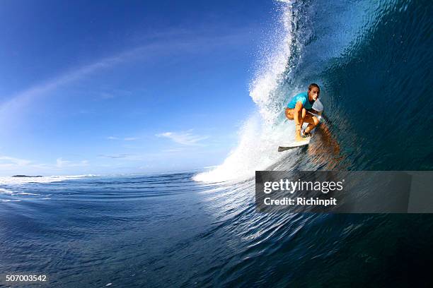 ragazza surfista allontana in un barile - surfing barrel foto e immagini stock