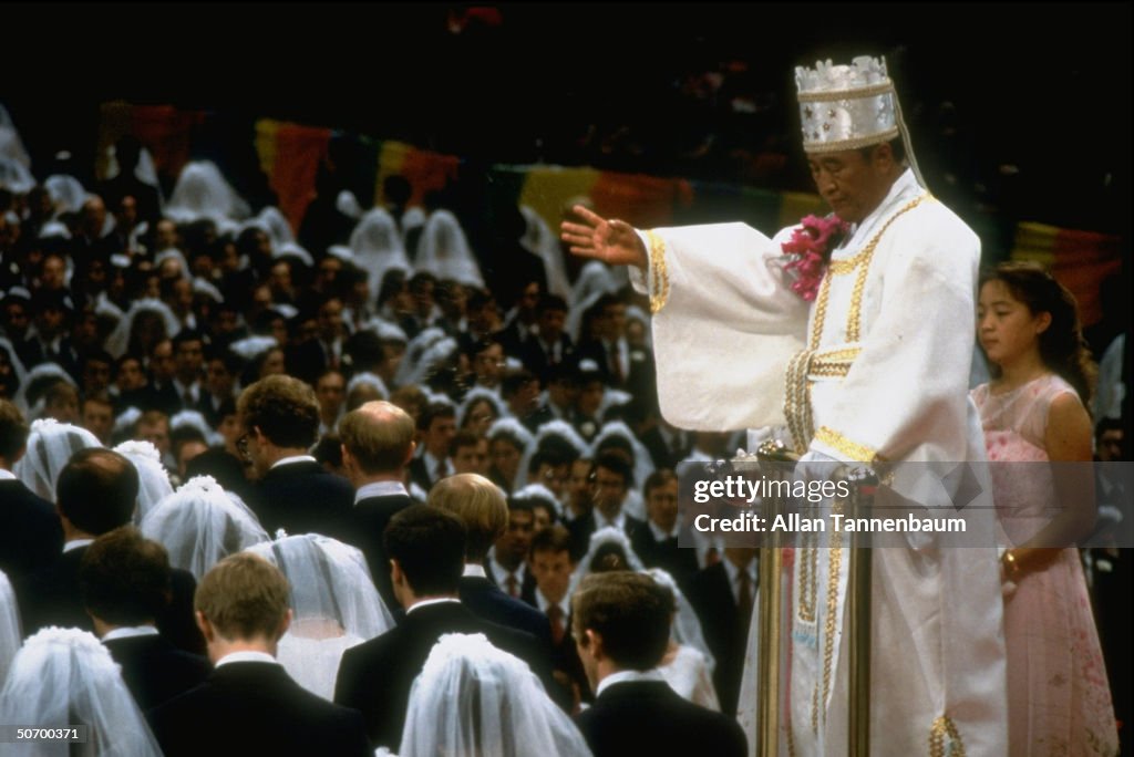 Rev. Moon Unification Church leader Sun Myung Moon presiding over mass wedding ...
