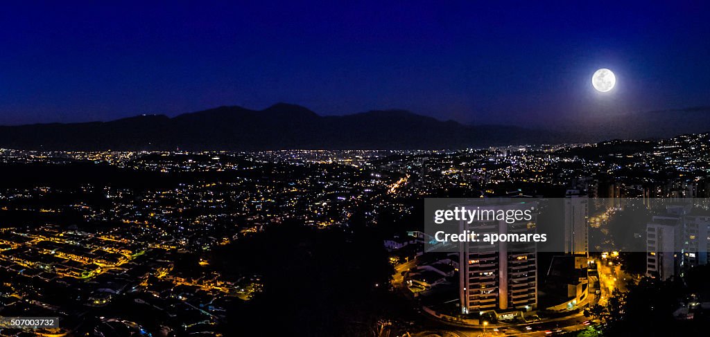 Caracas la ville de nuit avec la pleine lune Vue aérienne