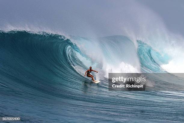 勇敢な女の子 surfs 強力な波 - surfing island ストックフォトと画像