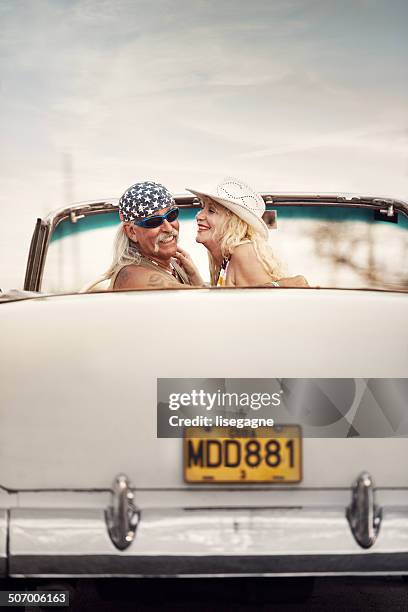 funky mature couple in cuba - funky middle age couple stockfoto's en -beelden