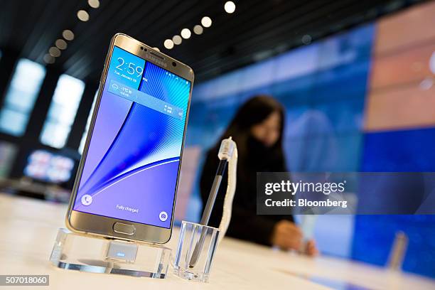 Samsung Electronics Co. Galaxy Note5 smartphone is displayed at the company's D'light showroom in Seoul, South Korea, on Tuesday, Jan. 26, 2016....