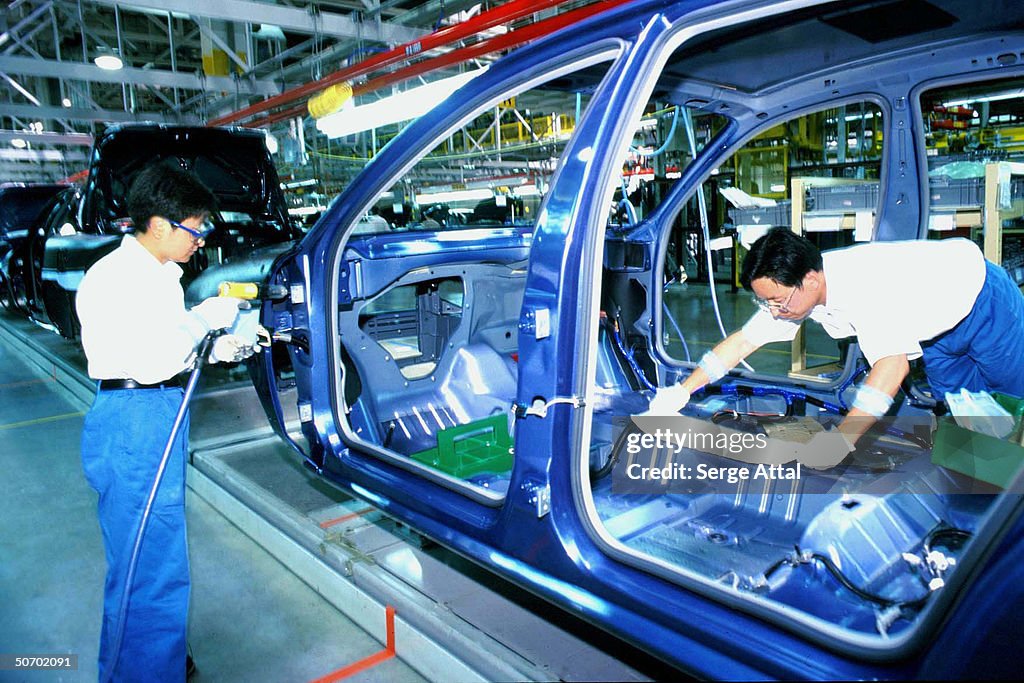 Autoworkers on General Motors assembly l