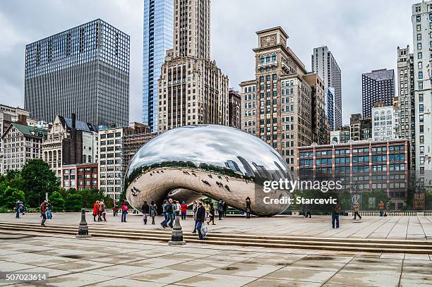 haricot dans millennium park de chicago avec reflet de gratte-ciel - art contemporain sculpture photos et images de collection